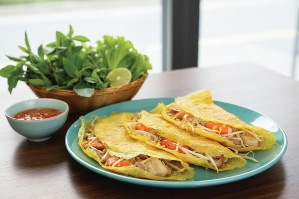 B&aacute;nh x&egrave;o với lớp vỏ v&agrave;ng gi&ograve;n, nh&acirc;n đầy ụ ăn k&egrave;m rau sống v&agrave; nước mắm chua ngọt